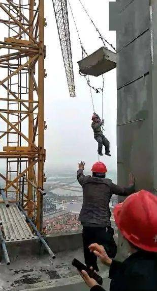 塔吊信号工指挥失误类事故汇总合集 今天,我们说下信号工
