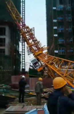 陕西汉中一在建工地塔吊倒塌致3人死亡