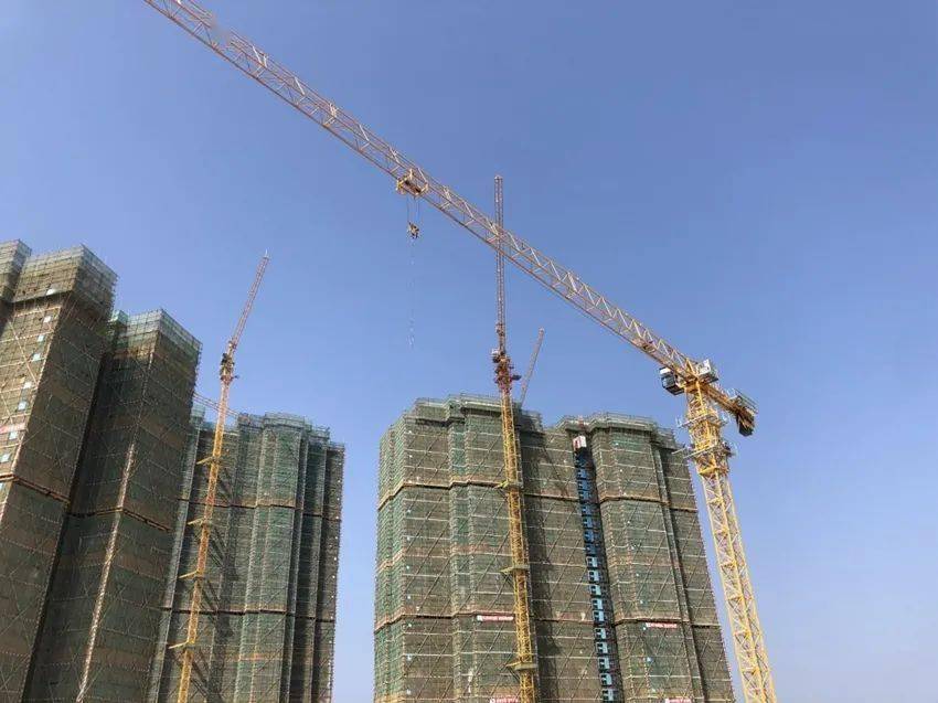 水口某建筑工地塔吊上有人员被困,情况十分危急…_救援