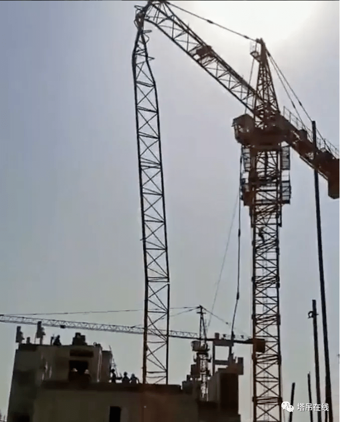 河北廊坊一在建工地塔吊大臂折断事故播报